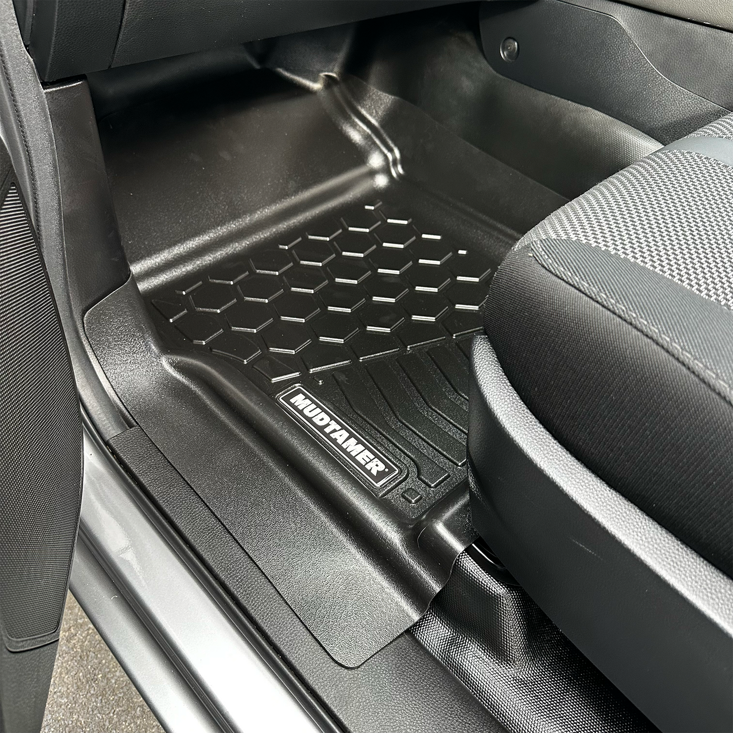 Isuzu DMAX 2020+ | MUDTAMER Floor Mats